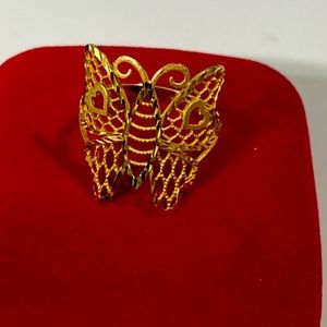 18karat pure gold size 8 beautiful butterfly ring.